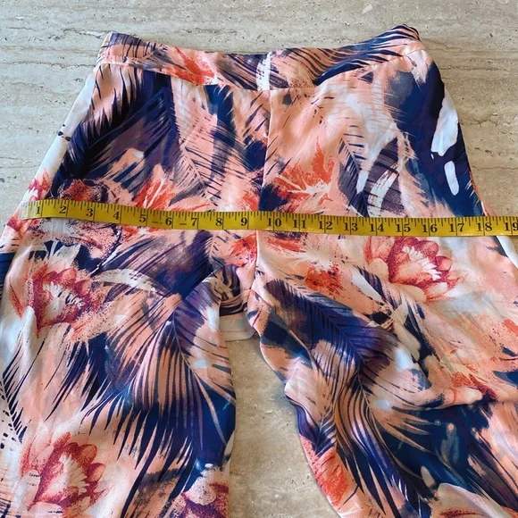 NWOT Guess, wide leg pants, like new condition, measurements and photos below. - Picture 6 of 10